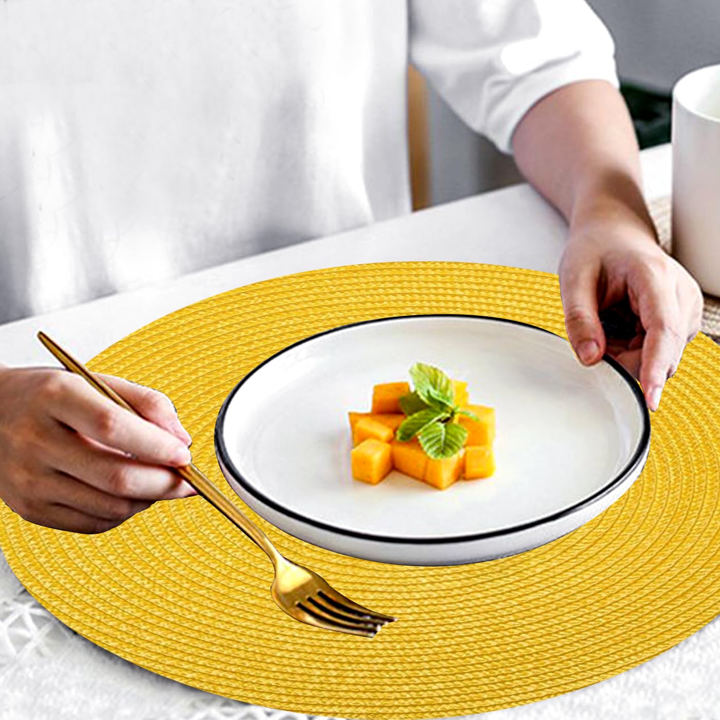 KKTECH Christmas Placemats - Set of 4 Round Place Mats for Table, Washable & Waterproof Table Mats, Heat Resistant for Home, Party, Wedding Décor, 38cm