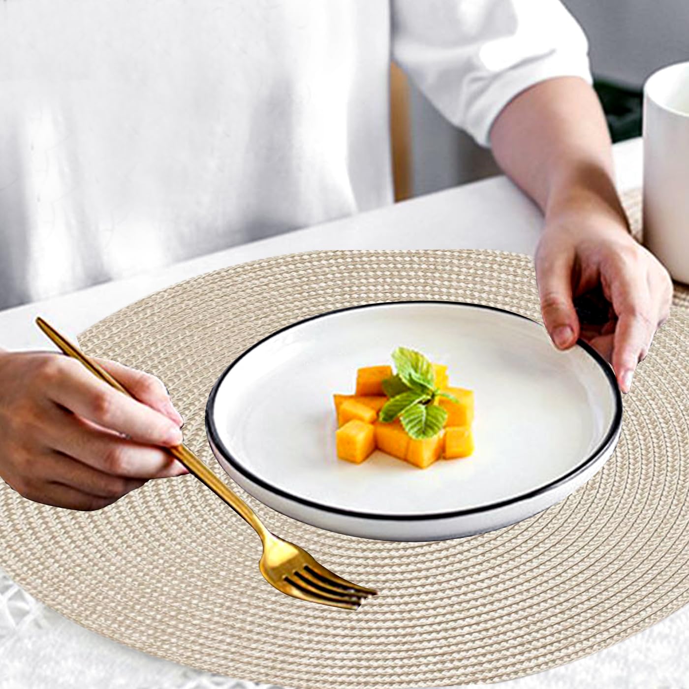 KKTECH Christmas Placemats - Set of 4 Round Place Mats for Table, Washable & Waterproof Table Mats, Heat Resistant for Home, Party, Wedding Décor, 38cm