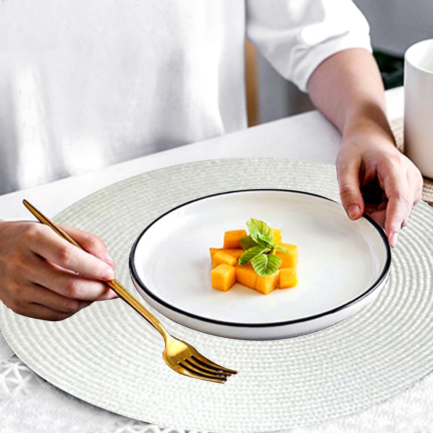 KKTECH Christmas Placemats - Set of 4 Round Place Mats for Table, Washable & Waterproof Table Mats, Heat Resistant for Home, Party, Wedding Décor, 38cm